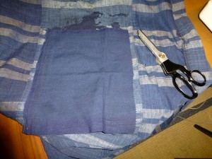 ほつれたところをミシンでジグザグにふ縫い付けました。で、その上からカバーする布です。ヤフオクで以前買っておいたものを引っ張り出してきました。